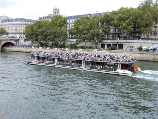 すれ違った同じバトーパリジャンのクルーズ船