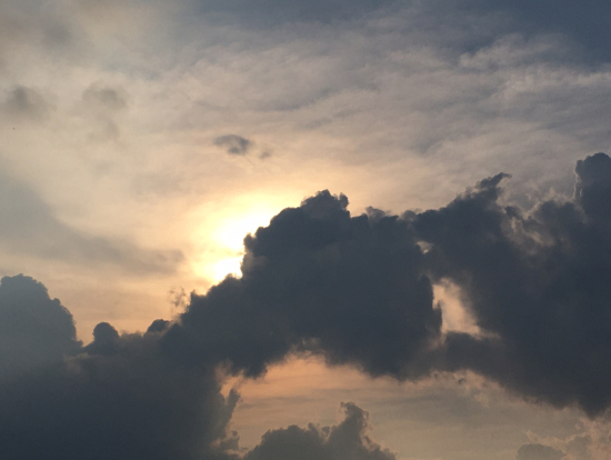 最後に日没前の空の写真。狐が綿飴を食べている‼︎
