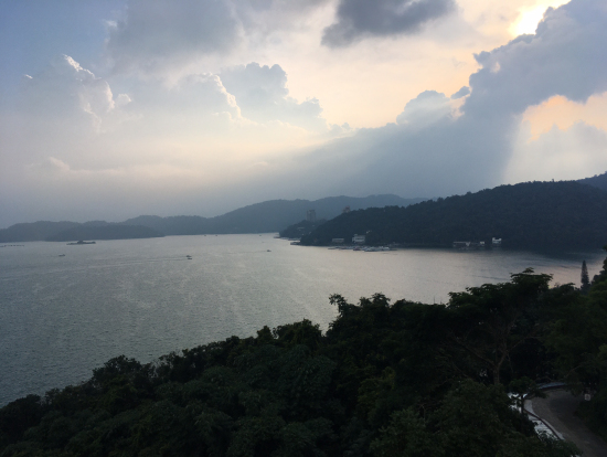 日没前の日月潭