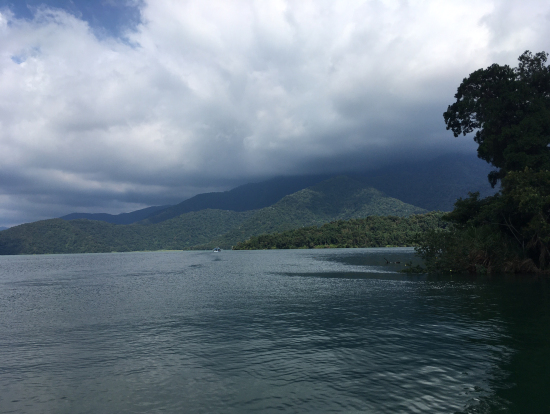 雄大で、風光明媚、湖面は翡翠色でした。