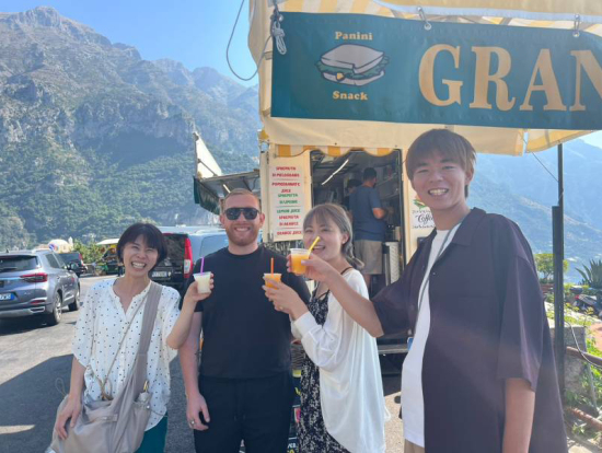 ソレントにて。レモンソルベのお店前でダーリオさんと♪