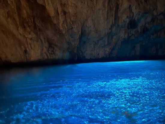 エメラルドの洞窟～船頭さん面白いです～