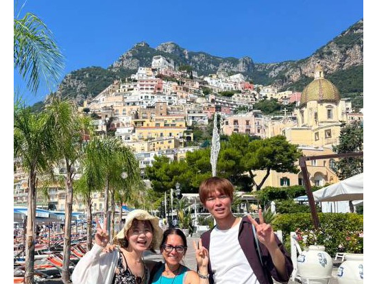 ポジターノの家々を背景にガイドのトニアさんと