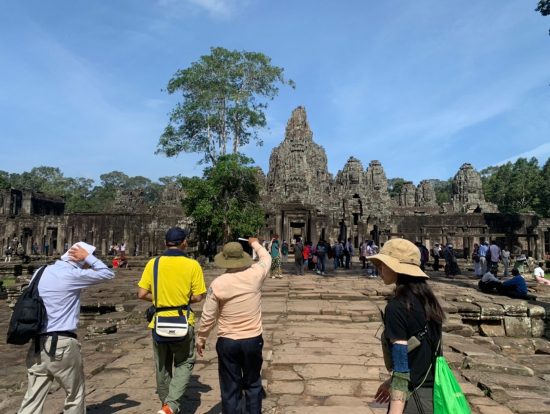 バイヨンにて。真ん中がガイドさん。