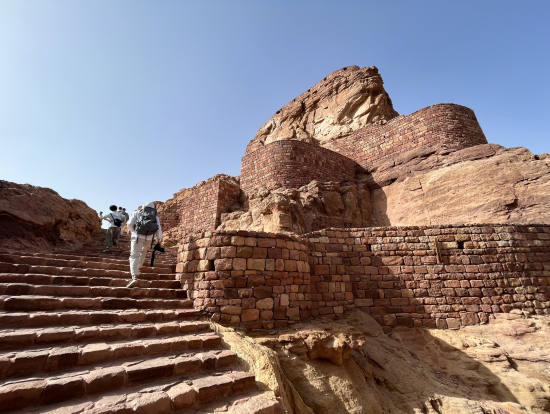 上まで200段以上の階段を上る必要がありますが、絶景のためです!