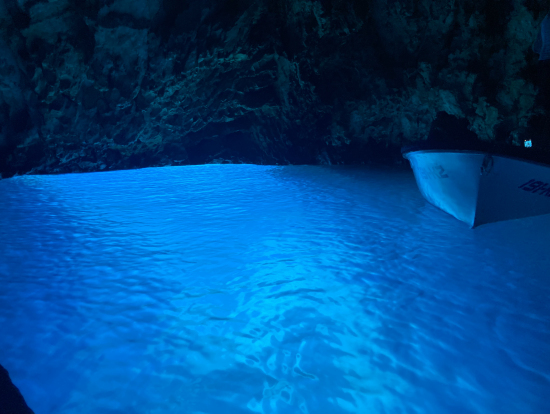 美しくてたまらない青の洞窟でした。