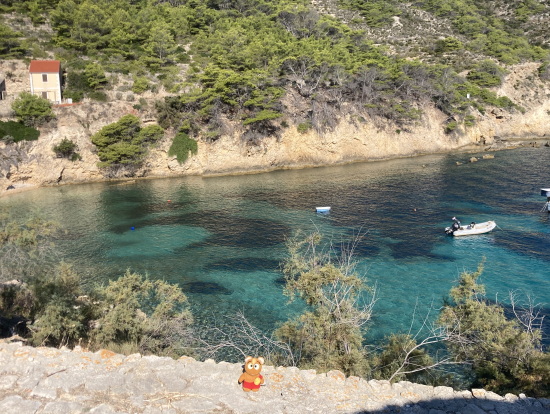 ビシェボ島。青の洞窟への小型ボートに乗換える港。
