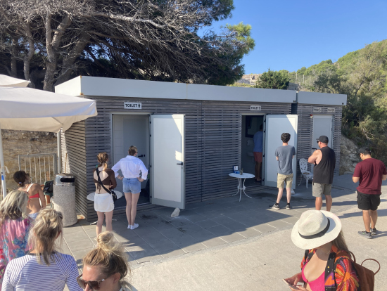 ビシェボ島のトイレ。この島に到着したほぼ全員が、真っ先にむかっていた場所でした。