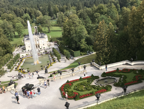 リンダーホーフ城はお庭が綺麗です