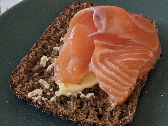 前菜のサーモンの塩漬け。これでもかというくらいたくさんいただきました。