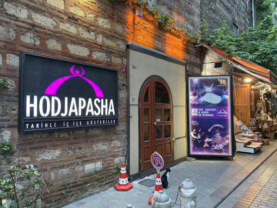 ショー会場入り口