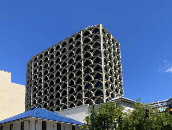 斜め前はルイヴィトン