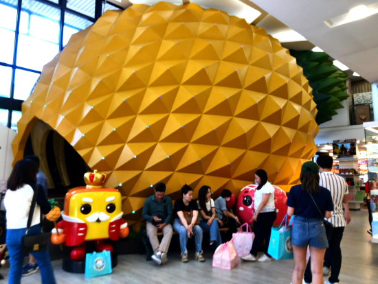 パイナップル工場の入口(中はエスカレーター)