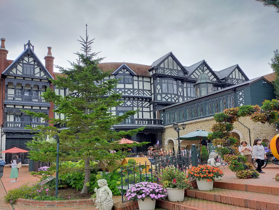 白い恋人パーク内の欧州風の建物と庭園。写真映えするスポットが沢山。