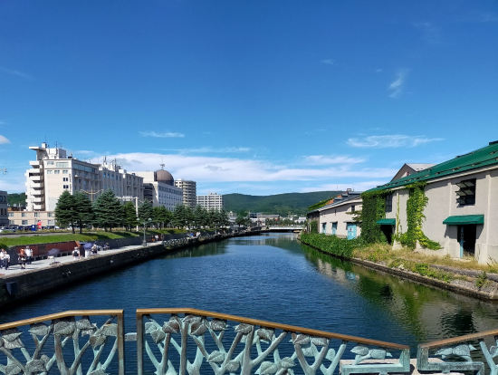 夜は石造りの倉庫、ガス灯がノスタルジックな景色を醸し出します。