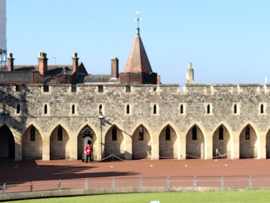 ウィンザー城で衛兵さんも見ることができました