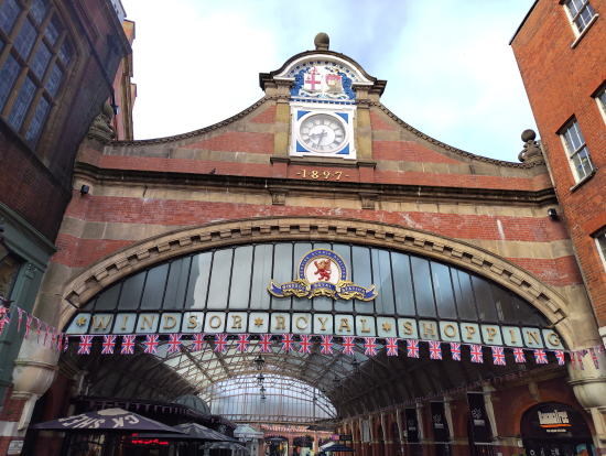 ウィンザー城の電車駅はショッピング&レストラン・カフェが並んでました