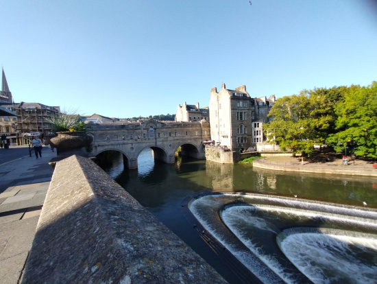 バースの街がとてもきれいでした。これはバートニー橋。