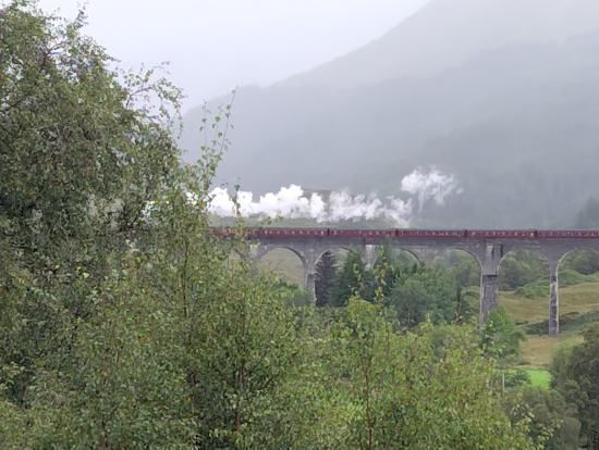 ジャコバイト号を鉄道橋を渡るのを眺めました