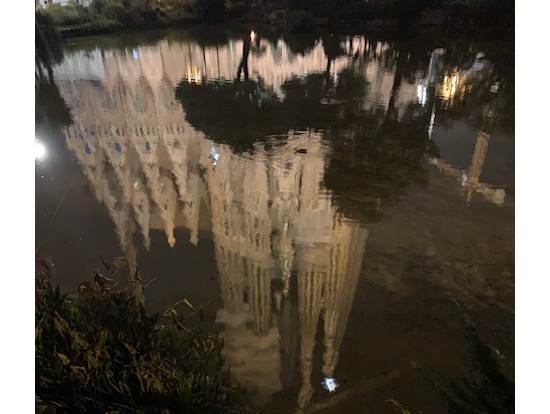 水面に写った逆さグラダ・ファミリア