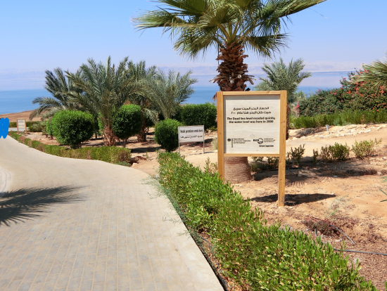 西暦2000年の死海の水面はここまでありました。