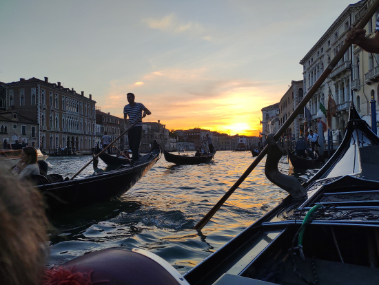 夕焼けバックにグランカナルです