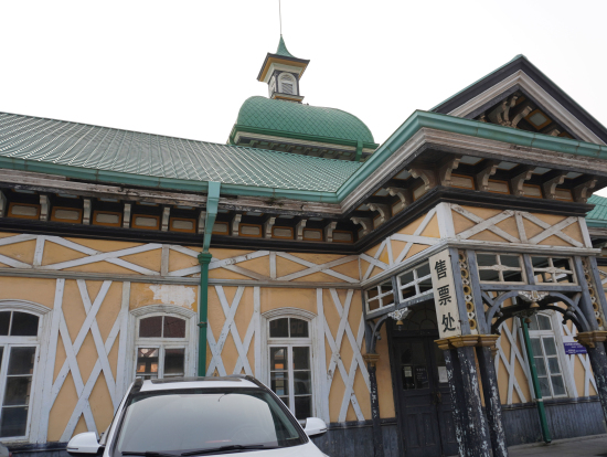 旅順駅、現在は閉鎖中で外観のみ見学