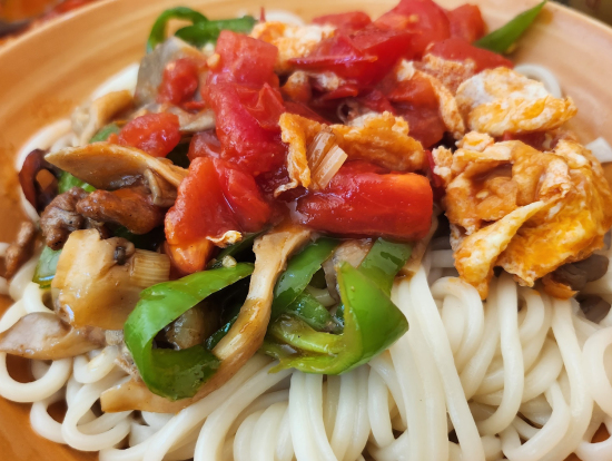 観光客向けではない地元メシ