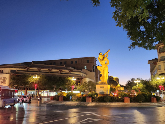 市中心部のロータリー。夜市は徒歩１分のところに