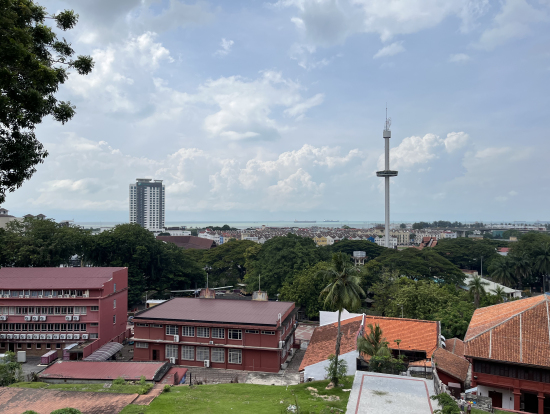 丘の上から見るマラッカ海峡