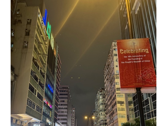 ネオン看板や窓から洗濯物干し竿が飛び出す景色は見られない