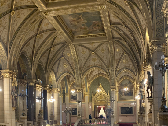 建物内部は宮殿のようです