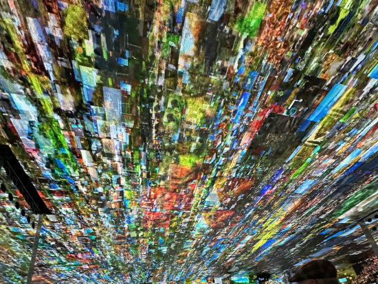 出口前の幻想的な映像上映