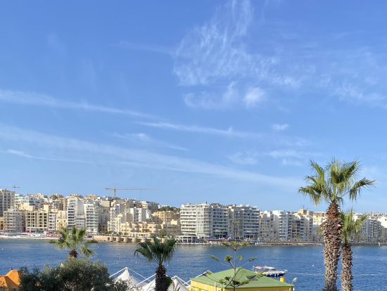 街はリゾート地ならではの華やかさ