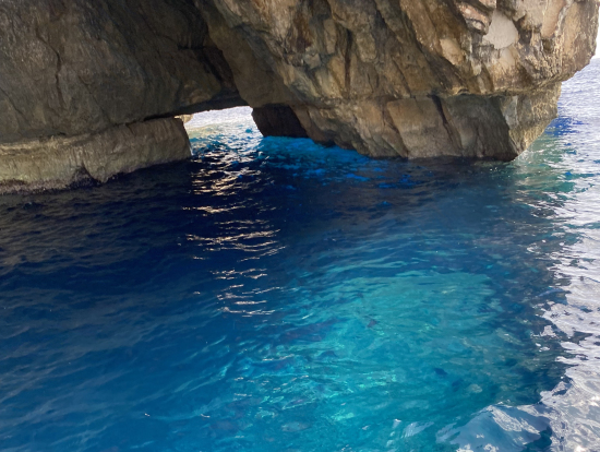 青い洞窟、息を呑む美しさ