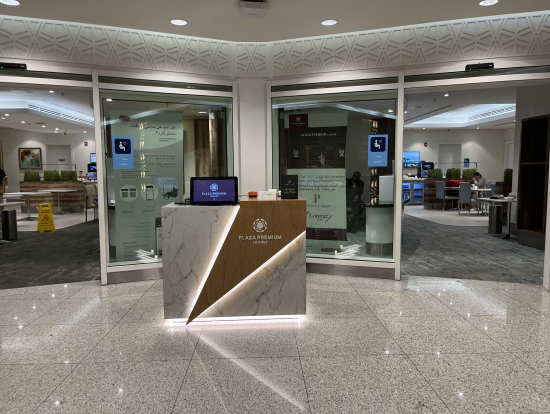 右側がプラザ・プレミアム・ラウンジ、左がオマーン航空のラウンジ