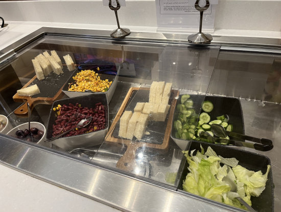 旅行中の野菜不足に有難いサラダコーナー