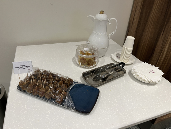 入口にウェルカム用のサウジコーヒーとデーツ