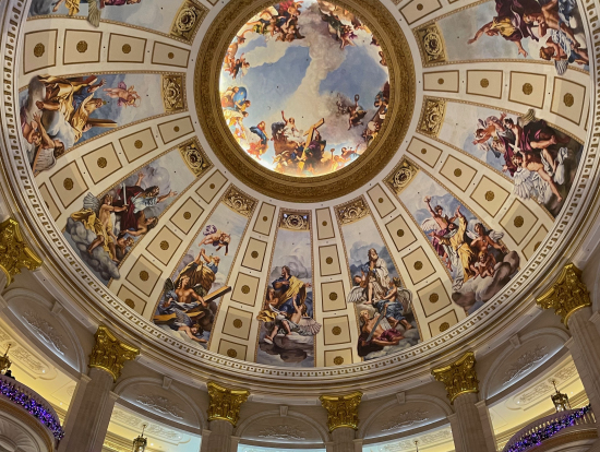 パリジャンホテルの豪華な天井