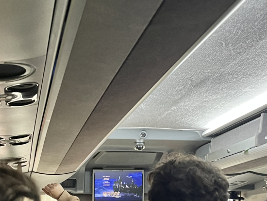 バスでハリーポッターと賢者の石が見られます。