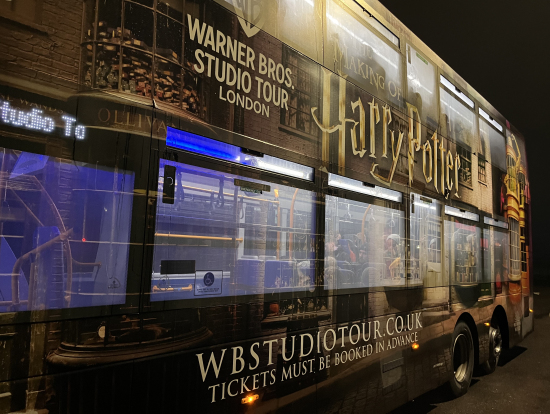 スタジオツアーの専用バスです。