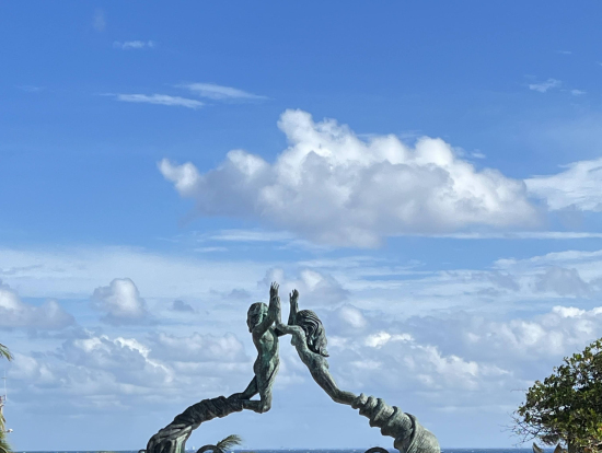 プラヤデルカルメンのビーチ近くのシンボルモニュメント