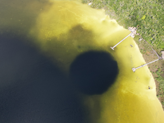 ドローンで見えたラグーナ・カンルーム湖の中のセノーテ