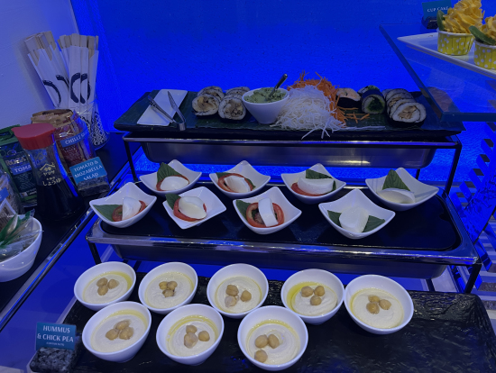 前菜コーナーにお寿司がありました