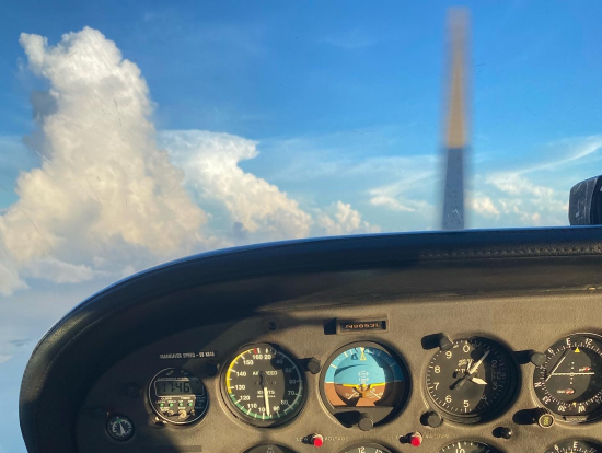 旅客機では画面越しにしか見れない景色を現実で見れます。