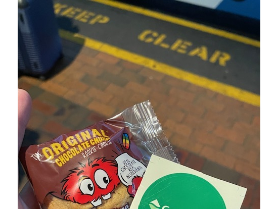 胸につけるシールはツアー内容によって色が違うので注意