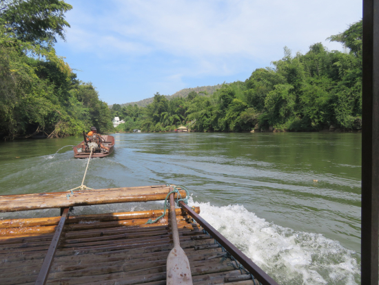 いかだに乗って!
