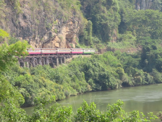 アルヒル桟道橋を旧泰緬鉄道が…!