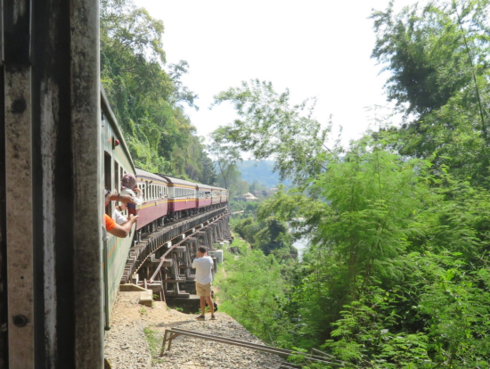 旧泰緬鉄道に乗って、アルヒル桟道橋を通って!