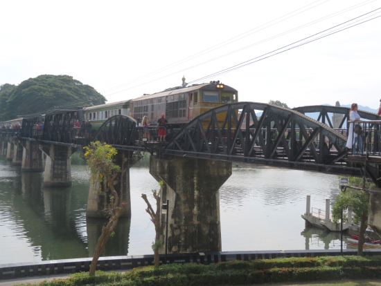 クウェー川鉄橋に列車が…!